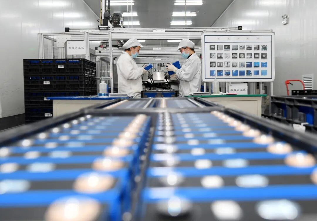 赣锋锂业电池生产线，工人在检测锂电池。记者凌厚祥摄