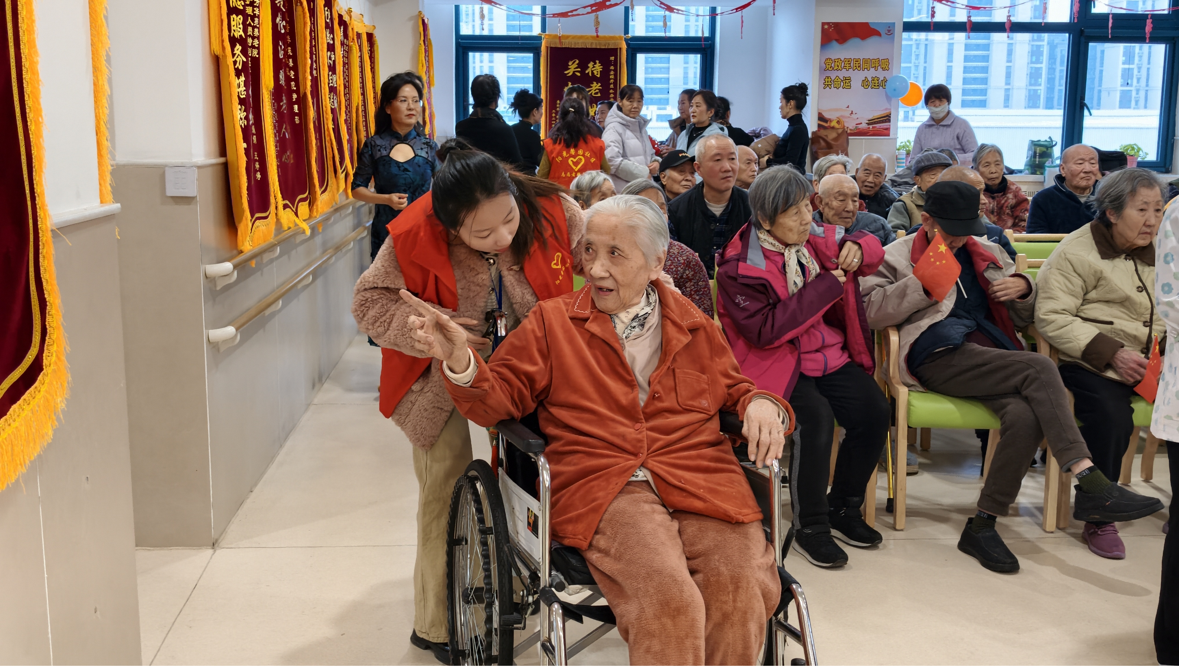 经开区元旦温情行动:银龄志愿团队走进养老院送暖意