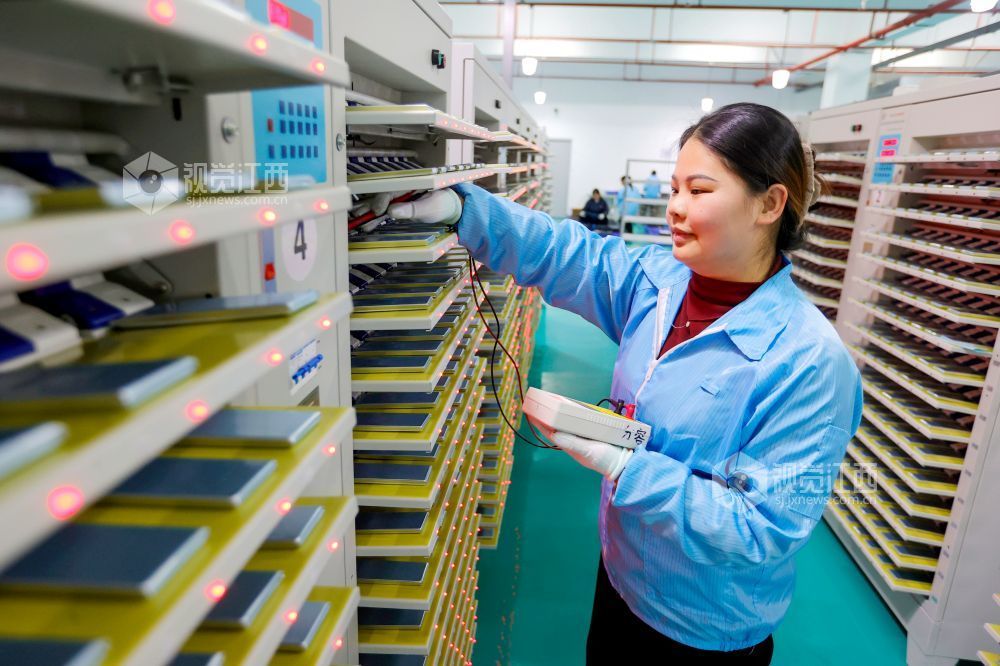 2026年1月4日，在江西省吉安市峡江县工业园区一家企业车间内，工人在生产新能源电池。