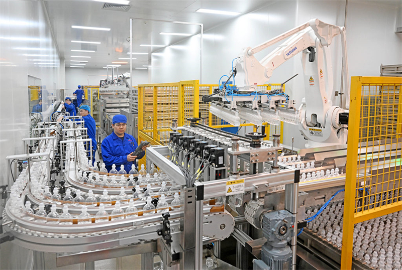 1月6日，位于沧州经济开发区的河北天成医药股份有限公司，工人在生产车间作业。