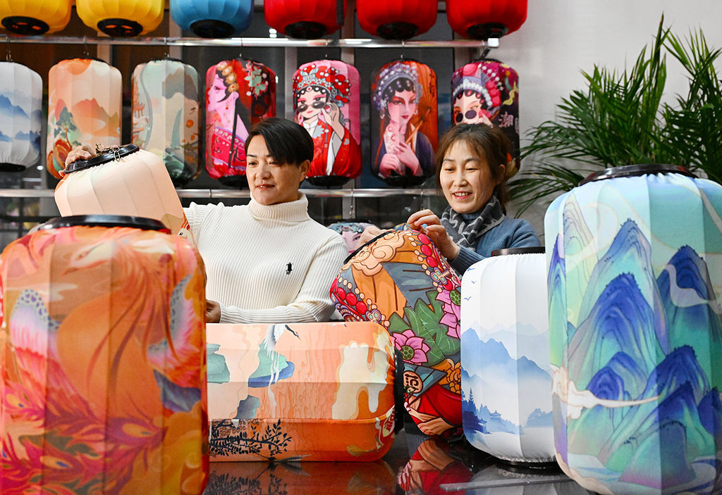 1月7月，石家庄市藁城区屯头村村民在一家宫灯厂制作国潮风灯笼新品。