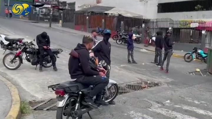 委内瑞拉政府武装人员街头巡逻维持秩序