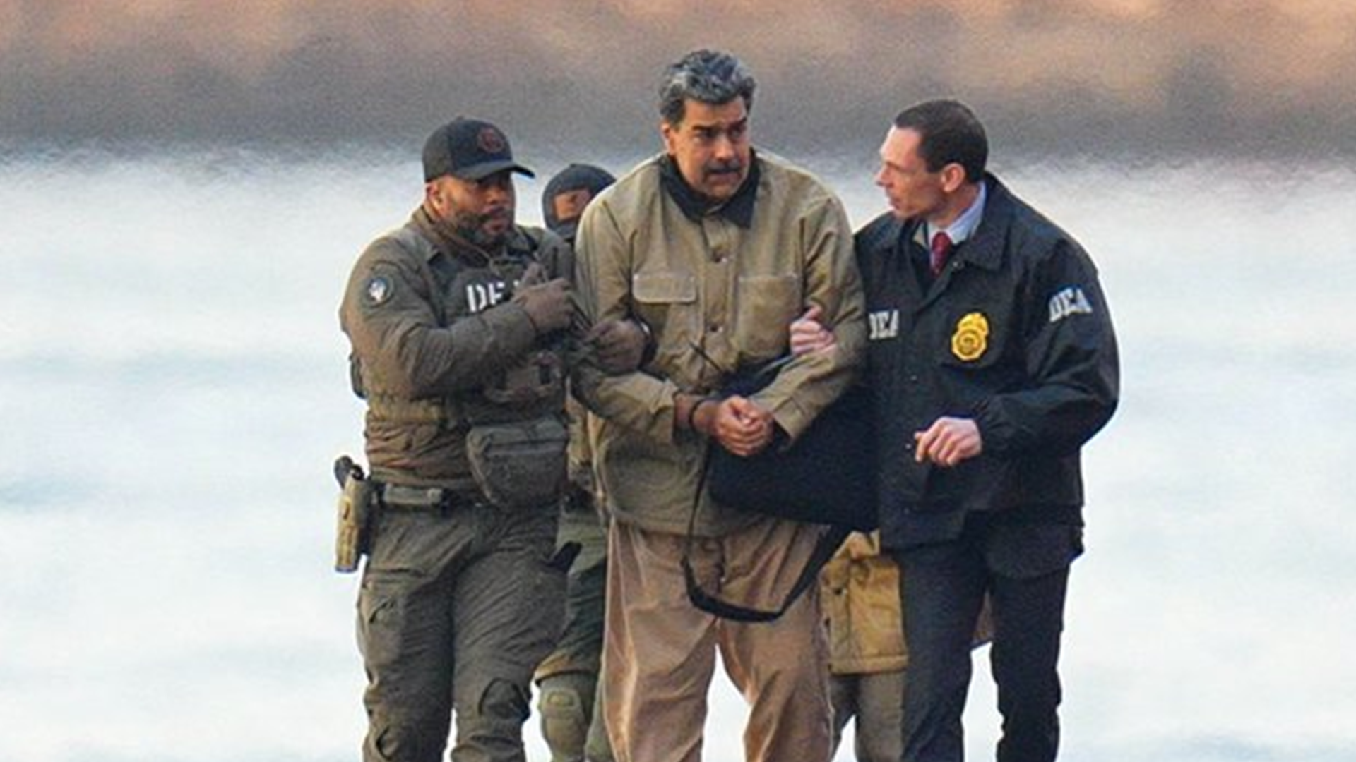 马杜罗一瘸一拐抵达美国联邦法院，一度被拖着前行，最后跪着艰难爬上囚车