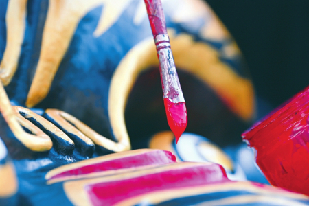 细腻调配兽头彩绘的颜料，每一次色彩的调和，都展现出非遗传承人对道具的高标准、严要求。