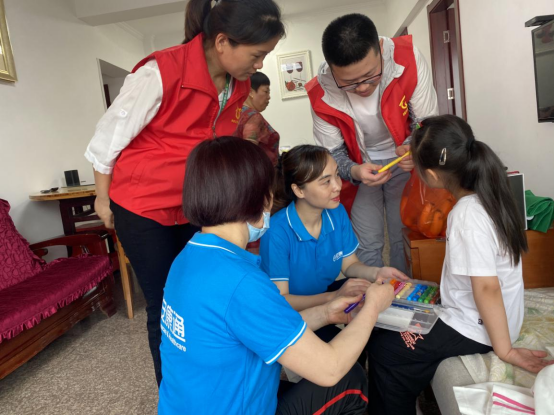 图为铜官区入户走访事实无人抚养儿童。 毛濛 摄