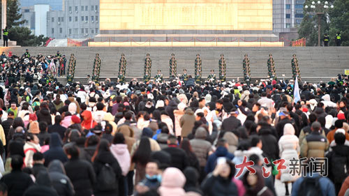1月1日，南昌市八一广场举行升旗仪式，数万名市民游客前来观礼。 全媒体记者徐国亮摄