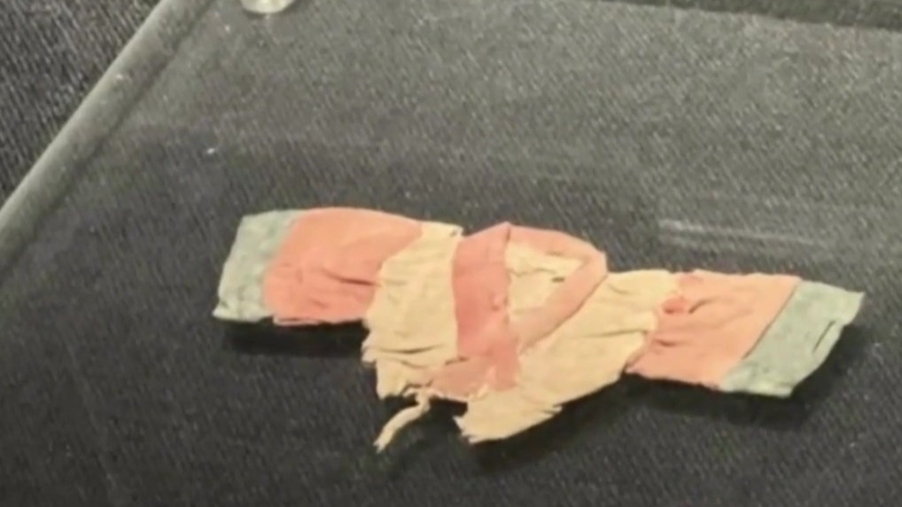 甘肃丝绸“娃衣”走红　汉代熊孩子就有迷你玩偶服饰了