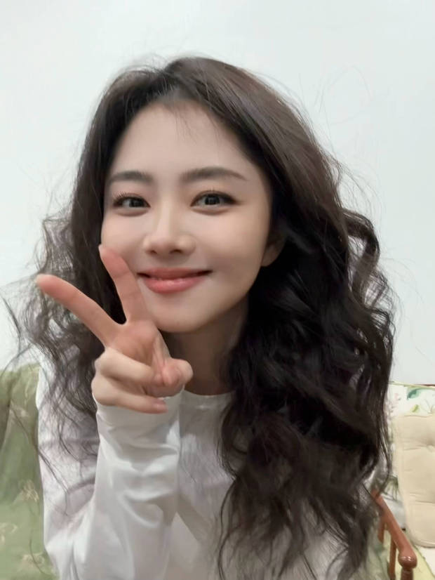 谭松韵笑容甜美。