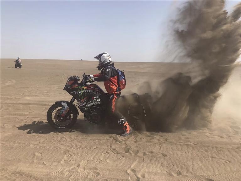 张超铁骑驰骋戈壁滩