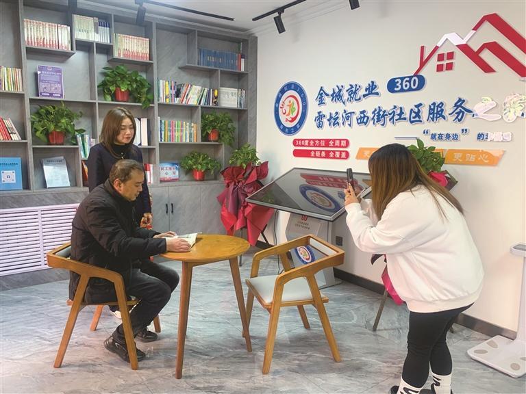 “草根剧组”正在拍摄宣传短剧