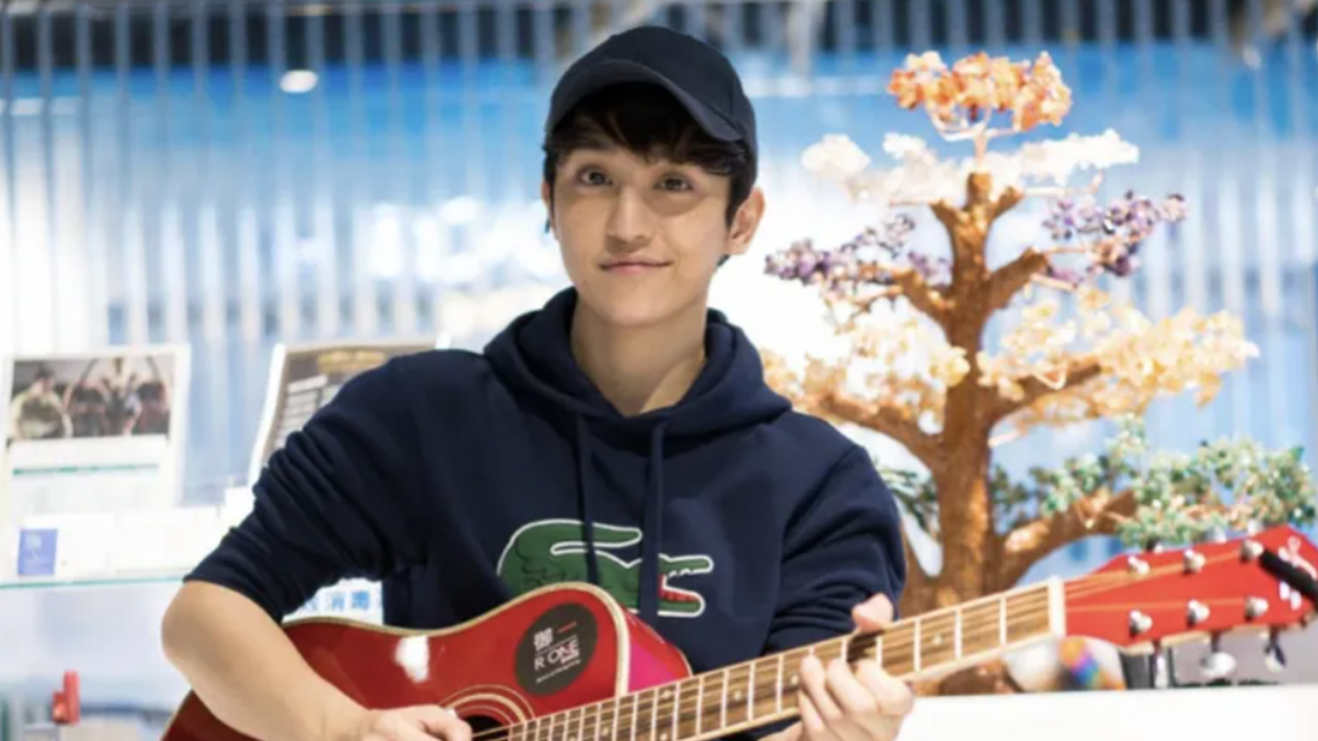 警方披露香港歌手罗启聪涉毒详情，现场有大批毒品和制毒工具，市值约774万港元