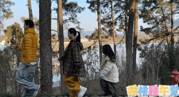 李嘉格男友带着俩孩子一起玩耍。