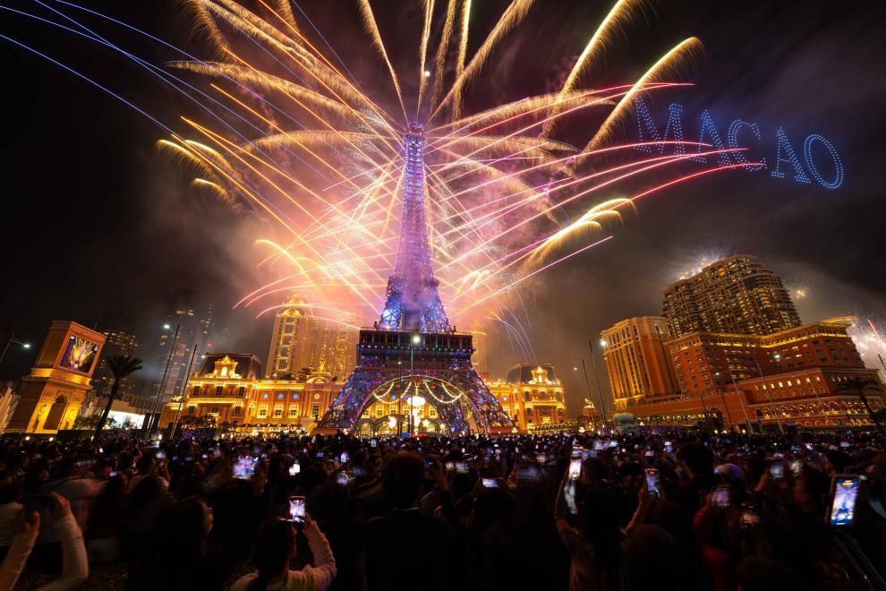 2026年1月1日淩晨，人們在澳門路氹金光大道觀看新年煙花匯演。新華社發（張金加攝）
