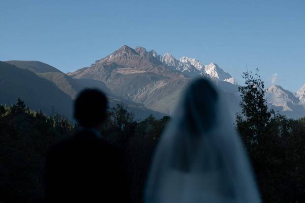 据悉,前年 5 月,霍启仁突然被曝向相恋 5 年的泰国女友求婚成功;去年 11 月,两人在云南玉龙雪山举办婚礼的照片释出;直至近日,南枫终于在社交平台分享了婚礼现场照。