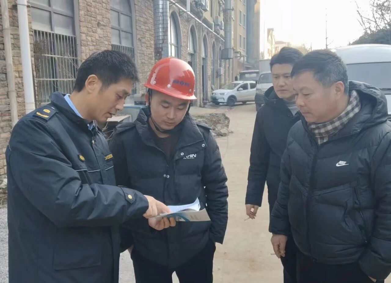 图为城管队员深入建设项目施工现场宣传。