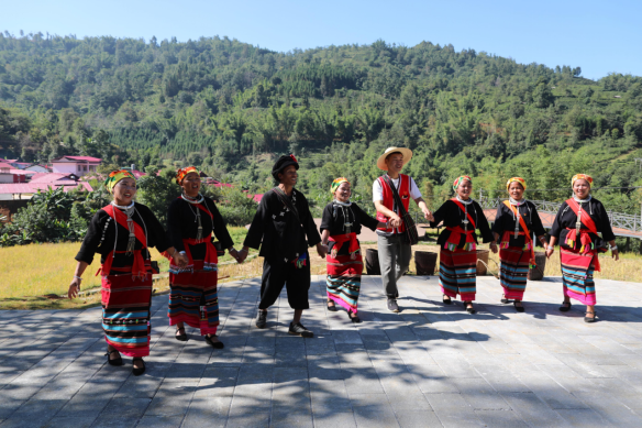 图：刘圣伟（右四）与当地村民共唱幸福歌