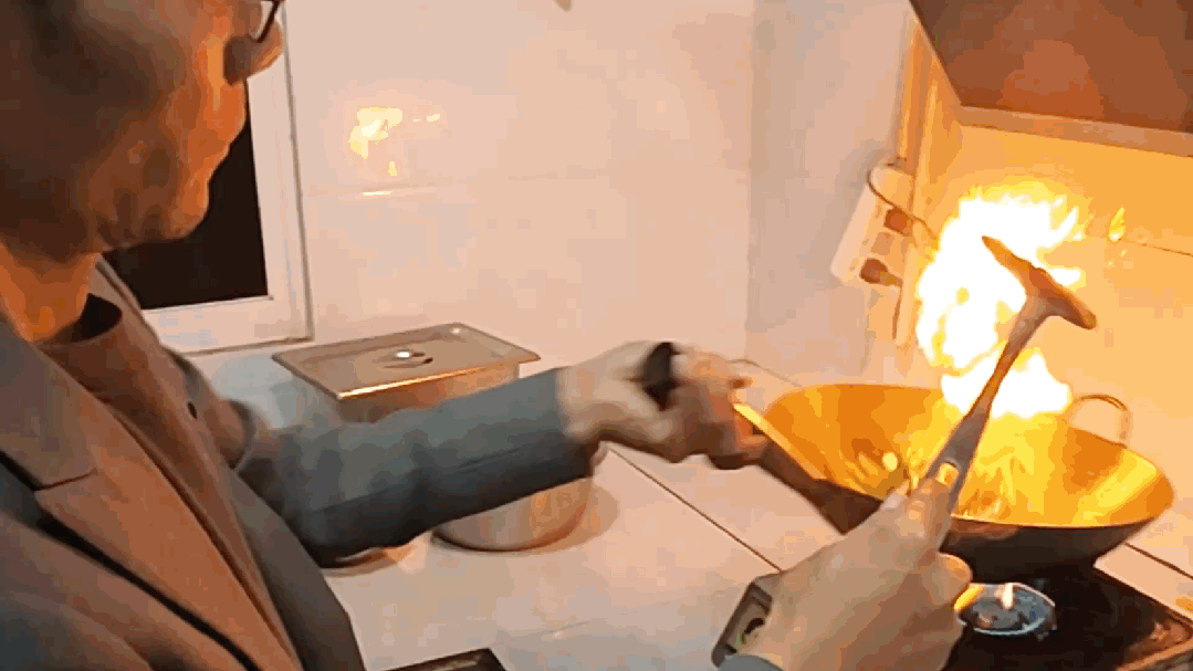 老郭给儿子做辣椒炒肉。