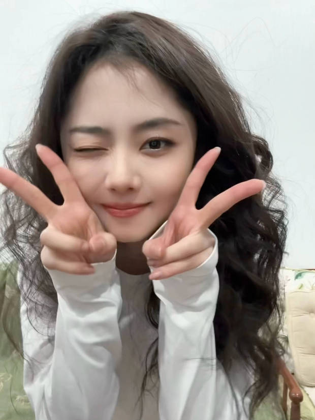 谭松韵单眼wink。