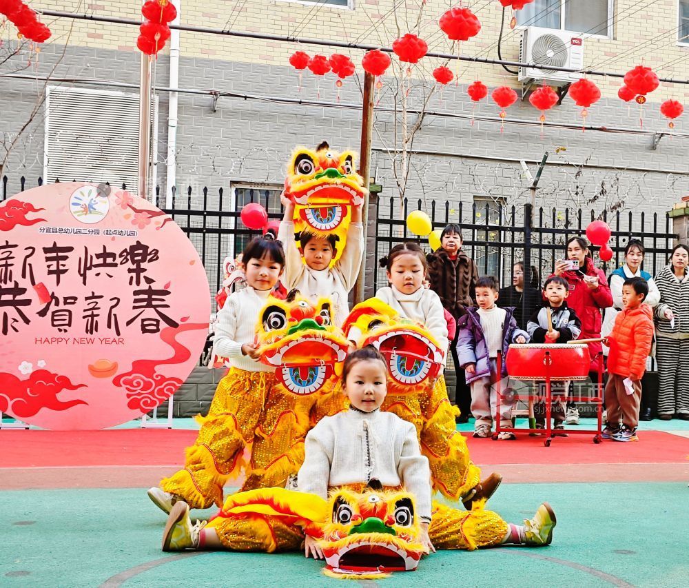 小朋友在幼儿园内舞龙舞狮，喜迎新年到来。