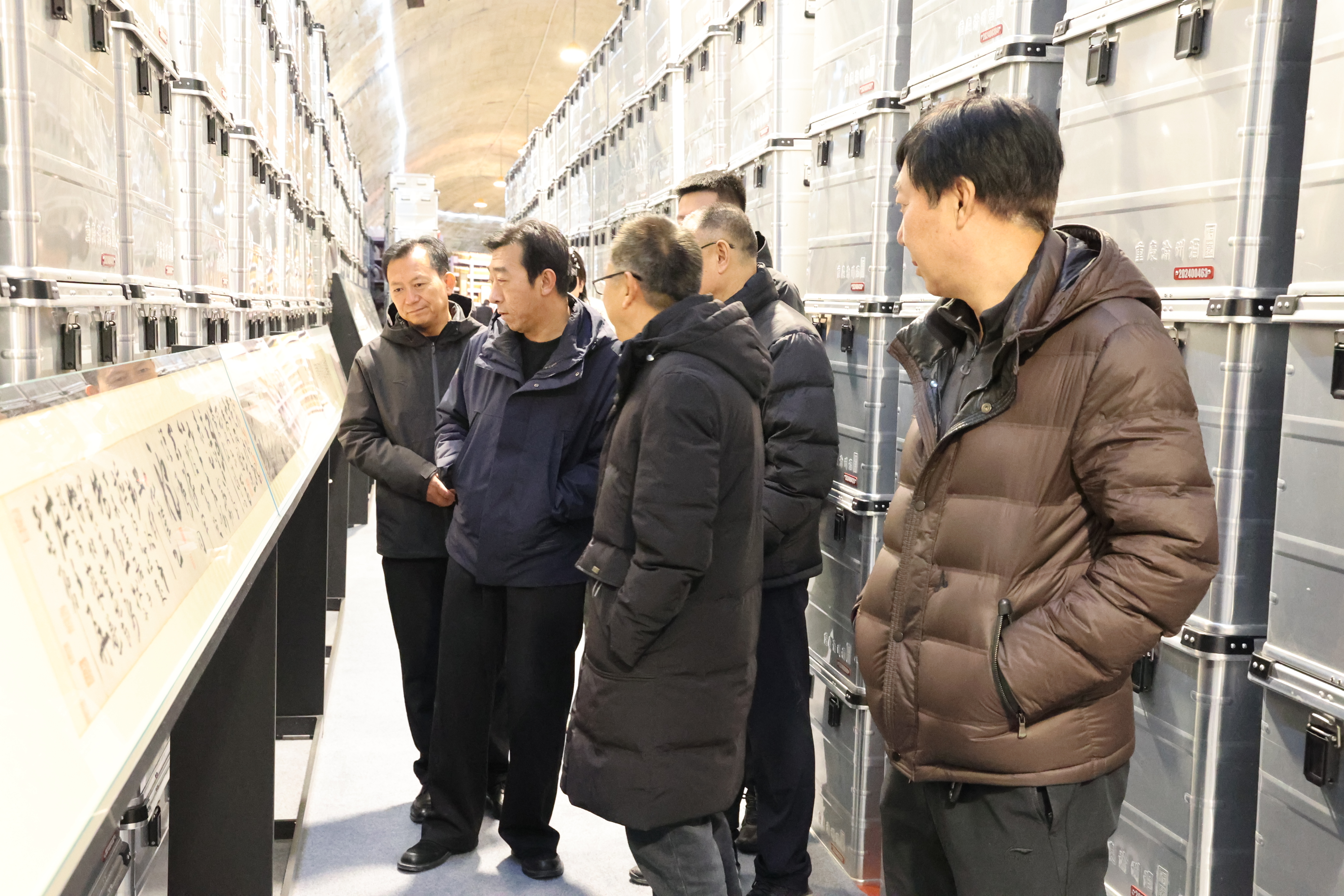 前来观展的游客在名画前驻足欣赏。贾翠摄