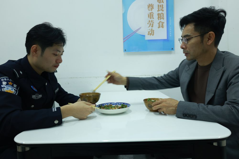 老郭不停地给儿子夹菜。