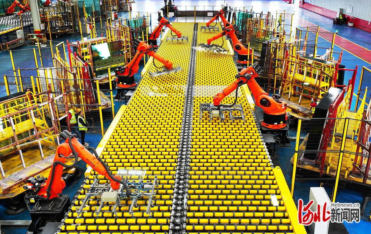 沙河市鸿昇玻璃有限公司借助先进的设备技术、节能工艺，产品深加工后应用于太阳能基板等高新技术领域。图为近日拍摄的该公司玻璃生产线。 河北日报记者 赵永辉摄