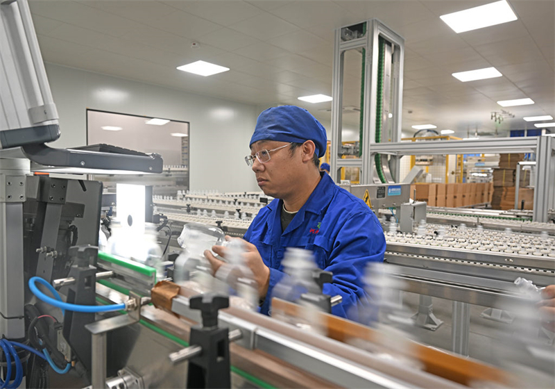 1月6日，位于沧州经济开发区的河北天成医药股份有限公司，工人在生产车间作业。