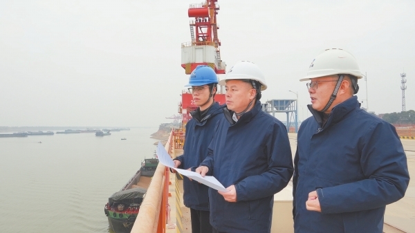 杨亮(中)在虞公港码头查看作业情况。 李阳 摄(湖南图片库)