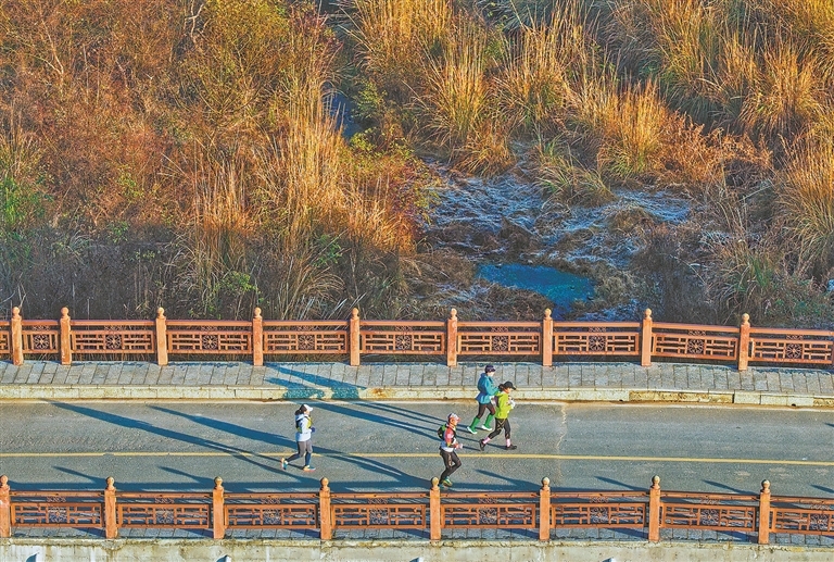 2025年12月28日，乐安县流坑镇流坑古村，选手们应声出发，用奔跑探索古村韵味。