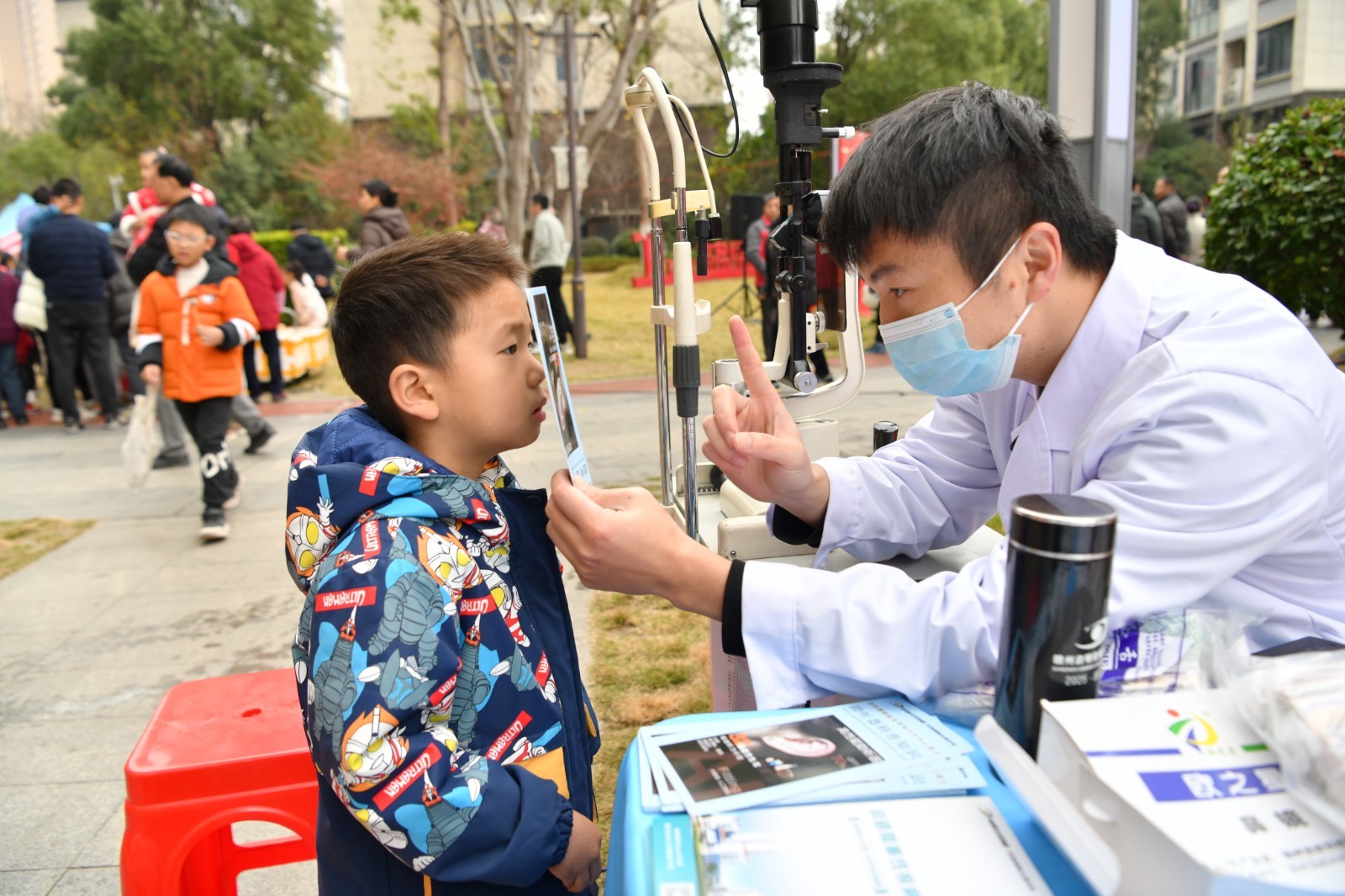 小朋友在检查视力。