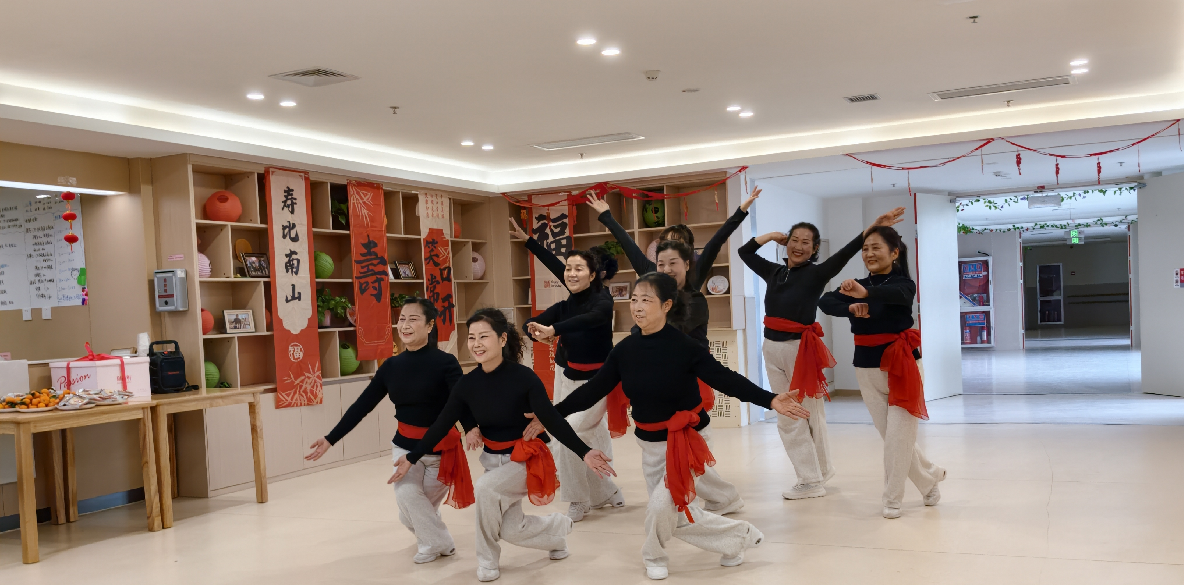 经开区元旦温情行动:银龄志愿团队走进养老院送暖意