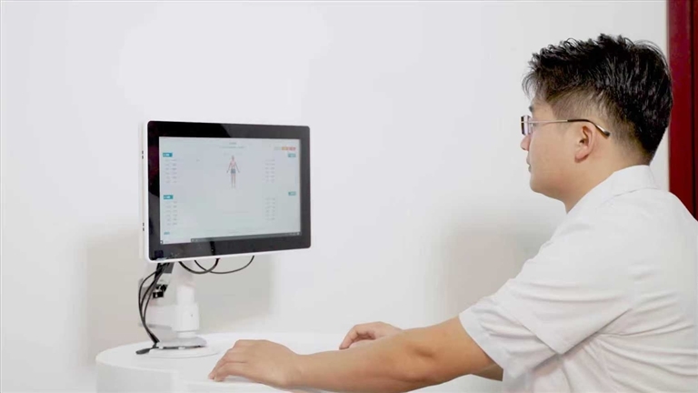 科研人员正在调试经络检测仪,监控数据。受访者供图