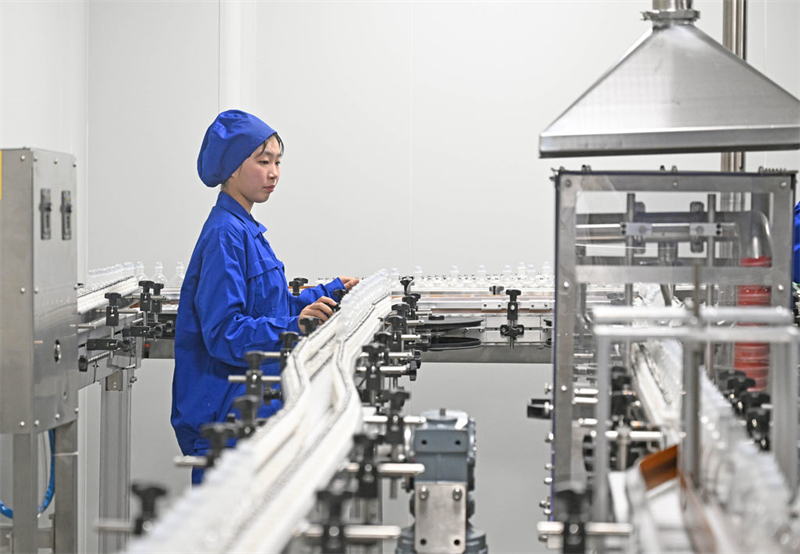 1月6日，位于沧州经济开发区的河北天成医药股份有限公司，工人在生产车间作业。