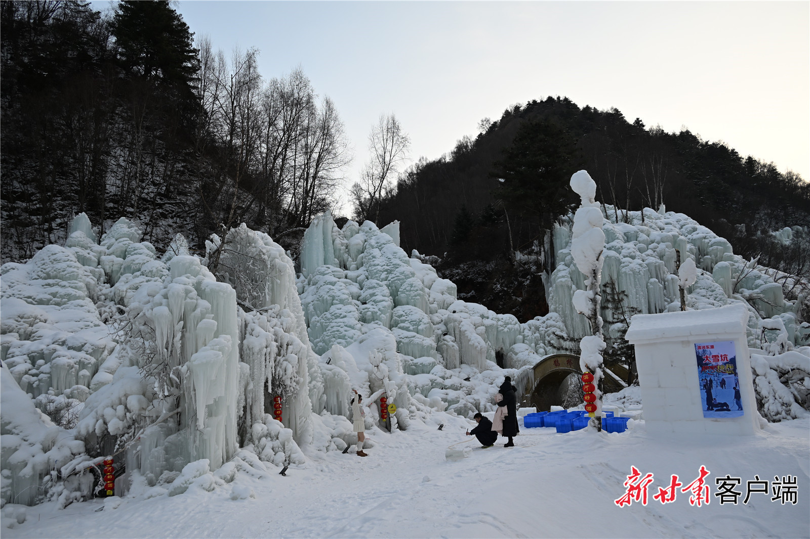 渭源县渭河东源景区,游客在冰瀑前打卡拍照。本文图片均由新甘肃·甘肃日报通讯员马富平 摄