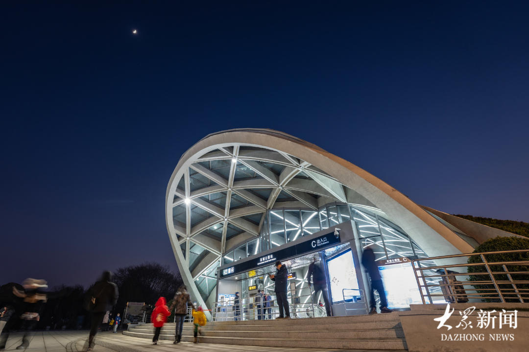 泉城公园地铁站点。