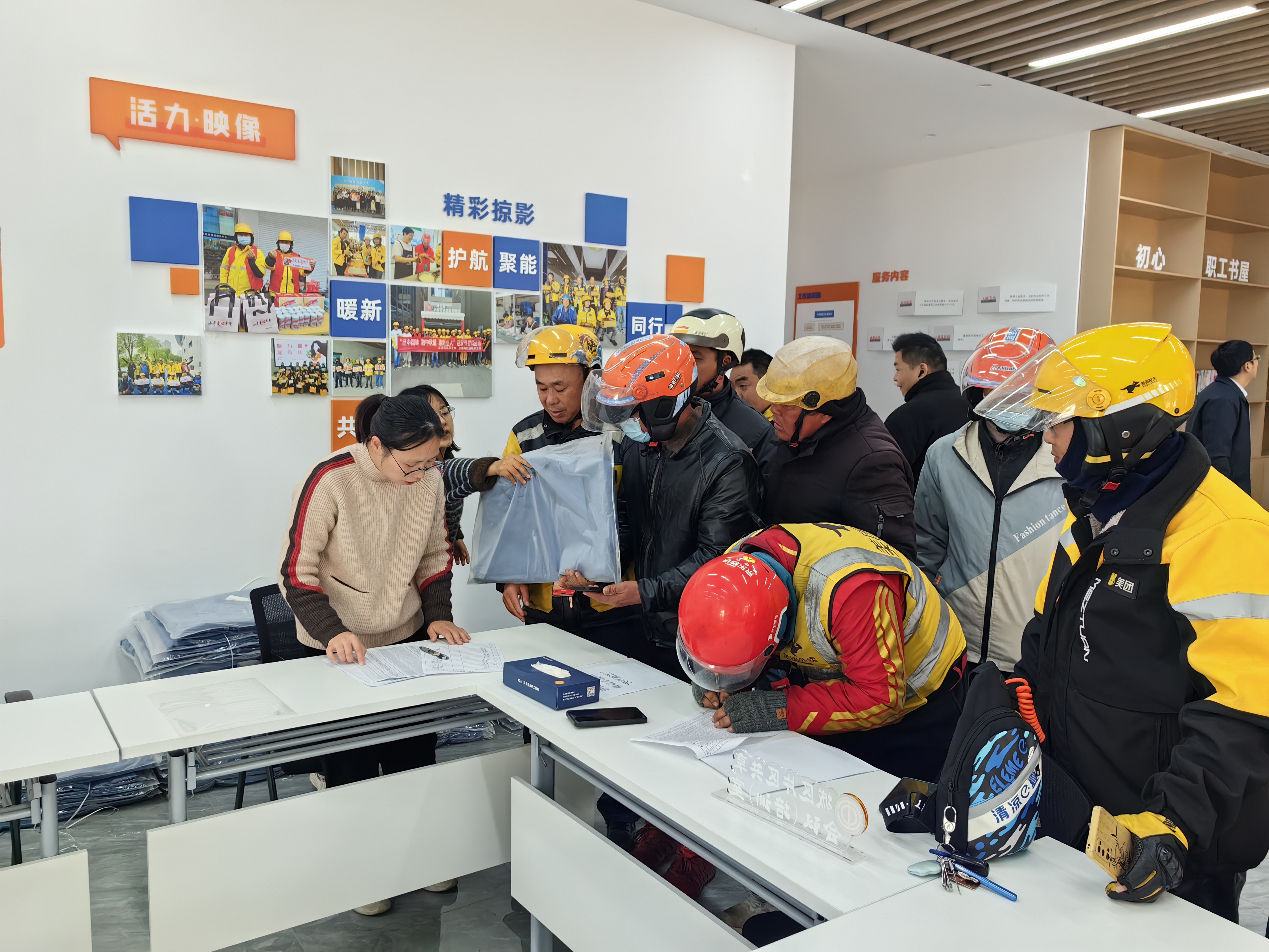 小哥们在驿站里排队登记拆“甜蜜盲盒”。通讯员王丽娜 摄