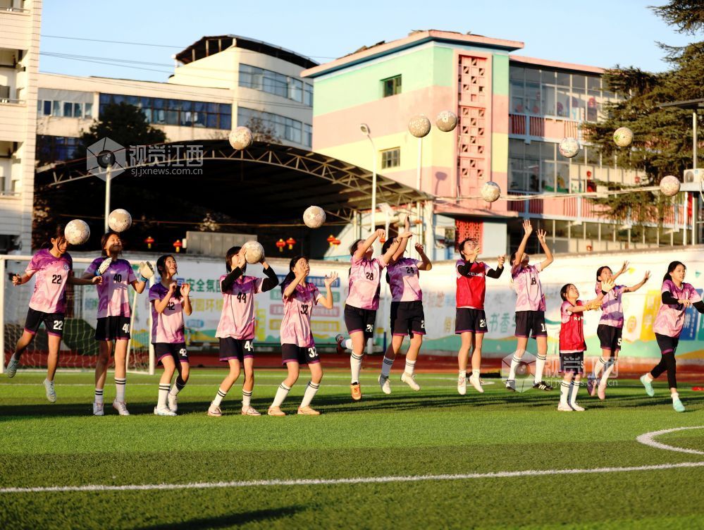 江西分宜：女子足球训练忙（图）