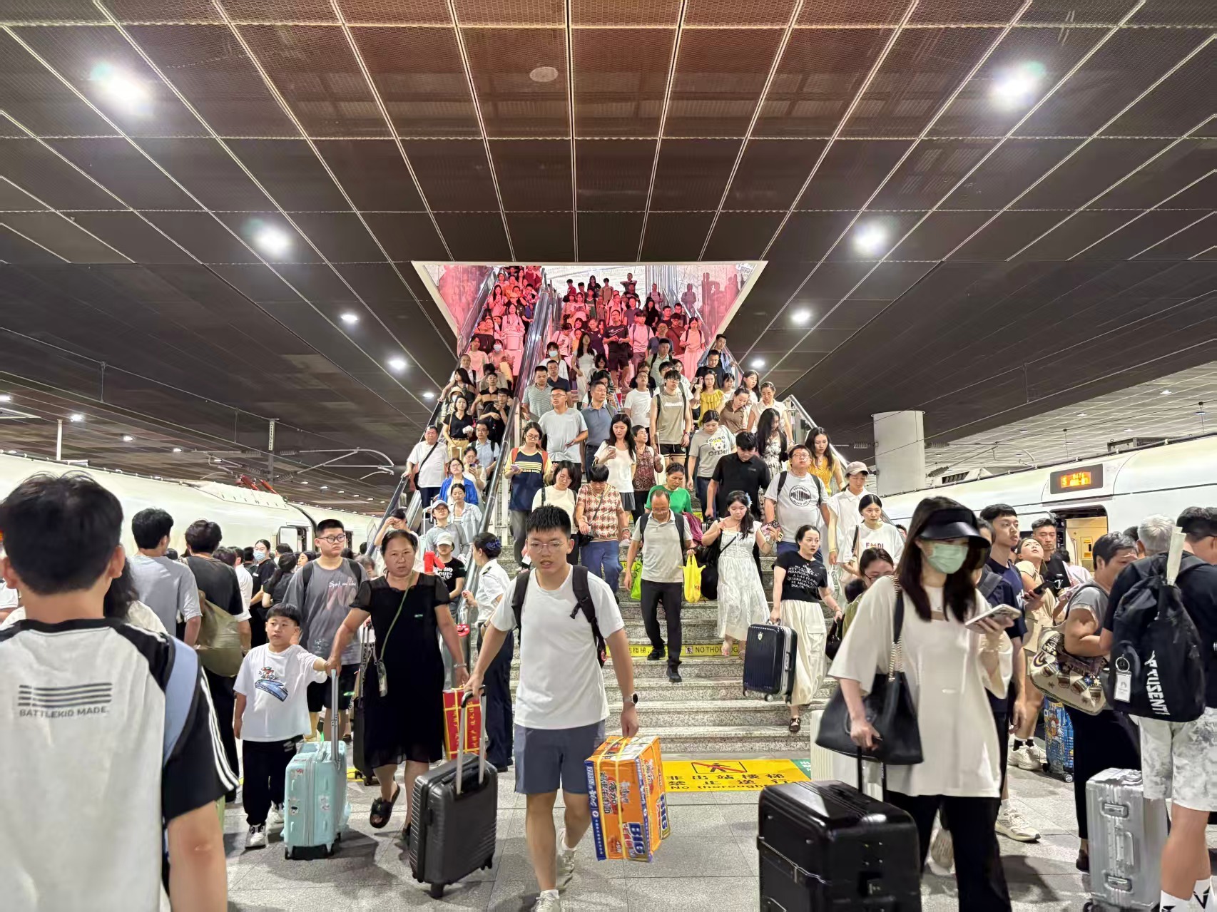 2025，数说深圳铁路  跃升的数字，温暖的旅程