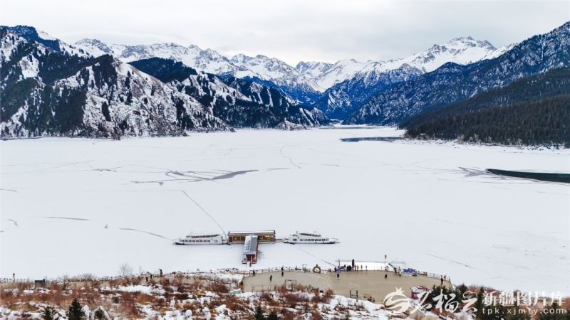 2025年12月21日，天山天池景区冬景如画。陶维明摄