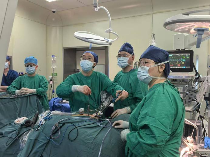 泌尿外科曾津教授成功实施经腹腹腔镜马蹄肾取肾手术