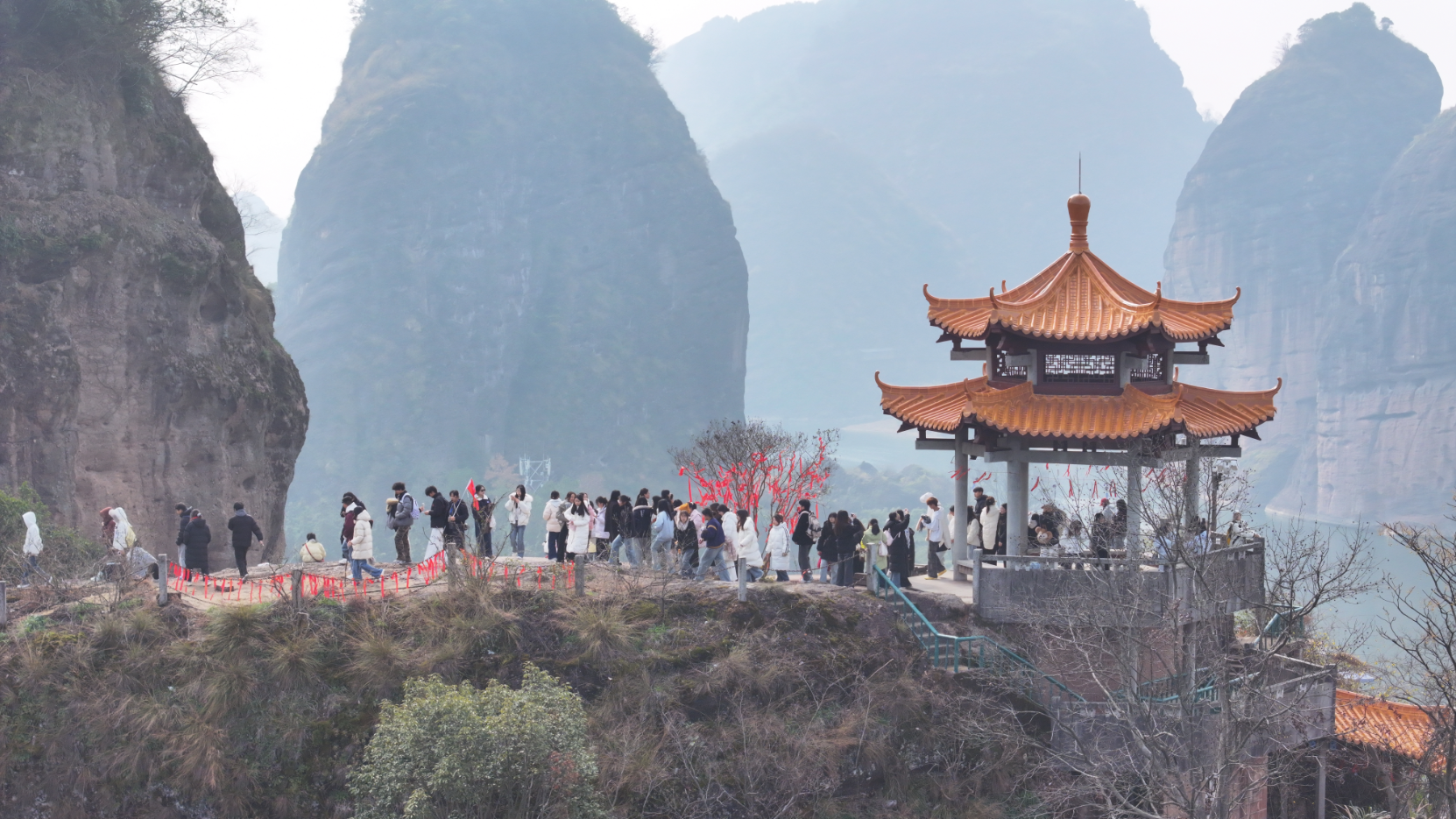 青春执笔绘仙山！高校百名学子赴龙虎山创作 赋能文旅传播