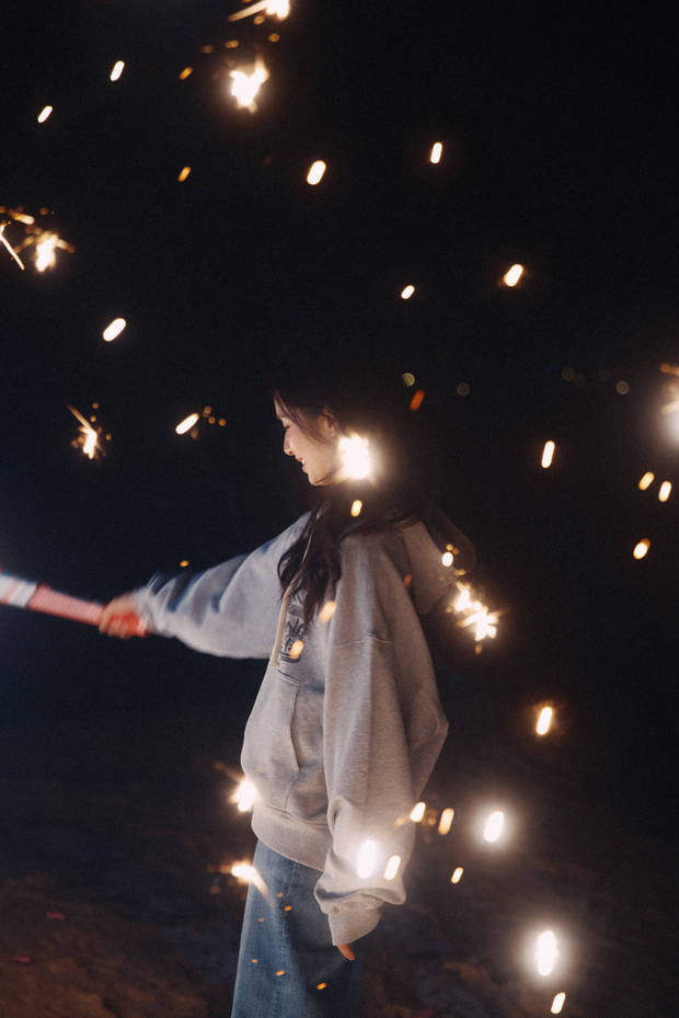 搜狐娱乐讯 日前，张婧仪在社交平台分享了自己的日常随拍，照片里的她穿休闲上衣，在夜色中玩烟花棒，梦幻唯美。