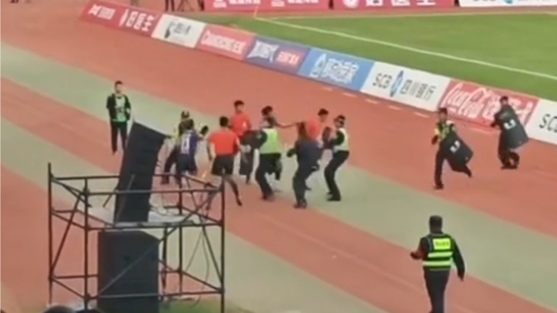 因不满判罚，川超凉山队球员赛后飞踹、拳击裁判，四川省足协发布处罚决定：该球员全省禁赛5年