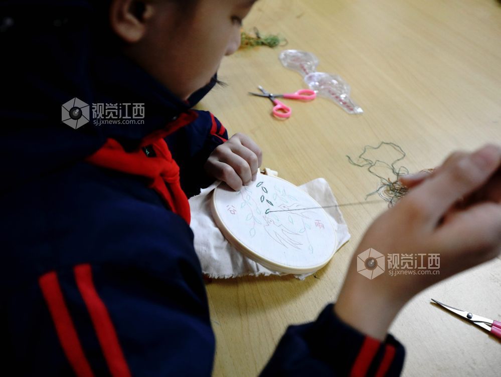 江西分宜:夏布刺绣进校园(图)