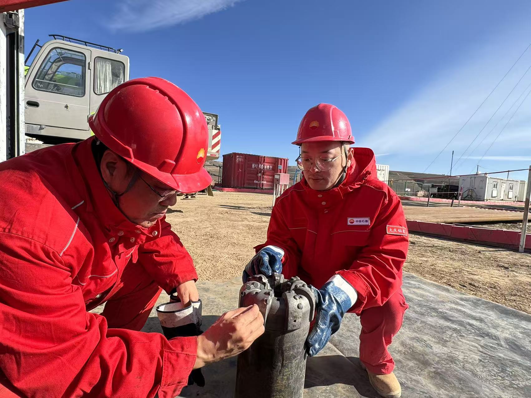 工程师检查出井钻头