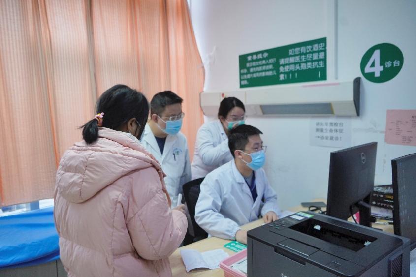 倪伟医生(右三)指导新同事熟悉流程