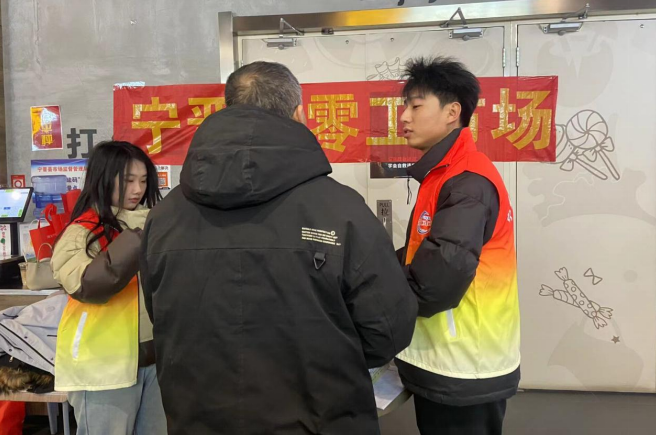 宁晋县零工市场走进超市开展“暖民心 送岗位”活动