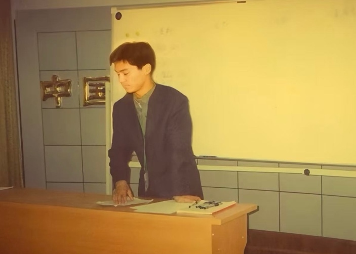 （图：许庆1996年入职培训照片）