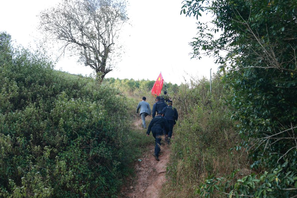 父亲跟随儿子和他的同事们一同巡边。