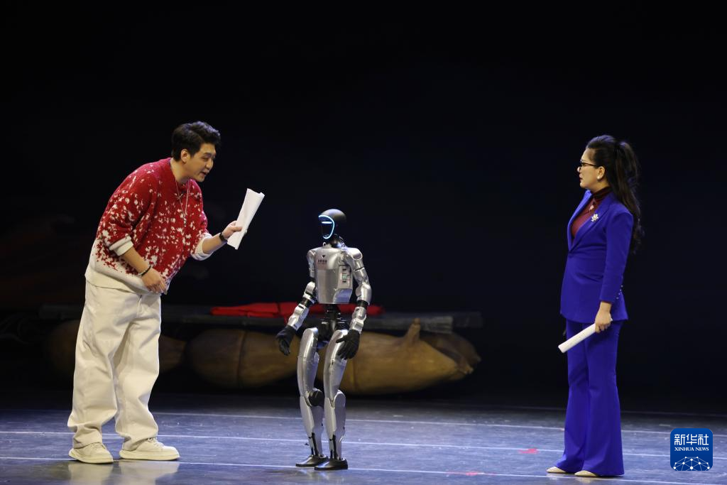 主持人在甘肃省群众文艺展演展播活动首场演出中和机器人互动（1月7日摄）